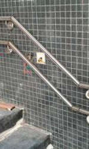 Corrimão de escada em aço inox  Corrimão de escada em aço inox